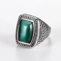 Anello vintage da uomo in argento con occhio di gatto verde rettangolare e rilievi - US 7 / Tono Argento + Pietra Verde