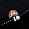 Spilla a fungo in smalto marrone con trama marmorizzata e perla d'acqua dolce tonda - Fungo Caffè-Perla Bianca / [attributi Del Prodotto] Un Gioiello A Forma Di Fungo Probabilmente Una Spilla O Degli Orecchini. Il Cappello Del Fungo È Realizzato In Smalto Marrone Con Una Texture Effetto Marmo Bianco Ed È Intarsiato Con Tre Piccoli Cristalli. Il Gambo Del Fungo È Bianco E Collegato A Una Perla Rotonda Alla Base. [presentazione Visiva] È Stata Utilizzata Una Fotografia Ravvicinata Focalizzata Sul Prodotto Su Uno Sfondo Nero Scuro E Texturizzato. L'illuminazione Naturale E Gli Effetti Di Ombra Evidenziano La Texture E La Lucentezza Del Prodotto. La Qualità Dell'immagine È Elevata Chiara E Nitida Con Un'esposizione Accurata. È Esteticamente Gradevole Con Una Composizione Professionale Colori Armoniosi E Un Forte Impatto Visivo. [contenuto Testuale] L'immagine Non Contiene Testo Loghi Filigrane O Marchi Di Certificazione. [conclusione Della Revisione] L'immagine Soddisfa I Requisiti Ed È Approvata Direttamente. Il Prodotto Stesso È Chiaro E Privo Di Elementi Di Distrazione. [etichette Logistiche] Nessuna. [rischio Di Violazione] Nessuno. [parametri Del Prodotto] Nessuno.