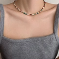 Gros plan du collier perle avec nœud et perles colorées sur le cou du mannequin - 26# Collier Multicolore