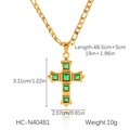 Dettaglio della collana a catena Figaro dorata con pendente a croce in zirconi verdi - Stile Croce d'Oro Con Gemma Verde (HC-N40481)