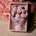 Confezione regalo con bouquet di rose di sapone rosa e nastro decorativo chic - 7 Rose Rosa Chiaro (3076-3)