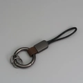Porte-clés en cuir marron avec anneau en métal gris et lanière tressée noire - Marron + Gunmetal