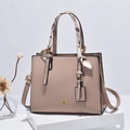 Schicke khakifarbene PU-Leder Handtasche mit dekorativem Seidenschal und Schultergurt in Beige - Khaki