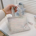 Nahaufnahme der farbenfrohen Tweed-Textur der Mini-Tasche mit Simple Wish-Etikett - Rosa Weiß Gestreifte Handy-Handtasche