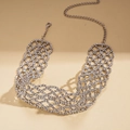 Dettaglio della collana girocollo a maglia argentata con strass e chiusura a moschettone - Argento