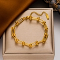 Elegante bracciale a maglie a U dorato con sfere su sfondo di seta marrone - Stile Dorato (996)