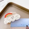 Perlweiße Haarspange in Wolkenform mit Regenbogen-Design und einem Smiley-Gesicht - 8cm / Regenbogen-Stil
