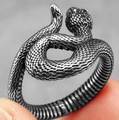 Dettaglio macro dell'anello a serpente argento con texture a scaglie stile punk - US 7 / Color Acciaio