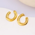 Primer plano de pendientes de aro en C de acero inoxidable chapados en oro de 18K - Dorado