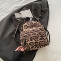 Mini mochila con estampado de leopardo y correas ajustables sobre chaqueta gris - Caqui