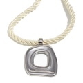 Collar minimalista con colgante geométrico plateado y cordón trenzado marfil - Color Acero