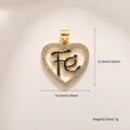 Dettaglio macro del ciondolo a cuore dorato con smalto nero Fe e zirconi - A615 Cuore di Zirconia Fe