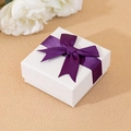 Scatola regalo per gioielli bianca testurizzata con un fiocco decorativo in raso viola - 7.5*7.5*3.5CM / Scatola con Fiocco Viola