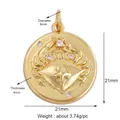 Vue macro d'un pendentif crabe en laiton doré orné de zircons sur un fond blanc pur - K589719-Gold Cancer