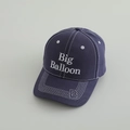 Dettaglio cappellino in cotone blu scuro con ricamo Big Balloon e cuciture bianche - 52-54cm (3-8 Anni) / Blu navy