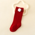 Dettaglio di calzini in maglia rossa per bambini con fiocchi e pompon bianchi di peluche - S 0-6 Mesi / Rosso Vino (Palla Bianca Singola)