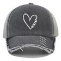 Detail van hart- en vlinderprint op een gewassen grijze denim trucker pet met gaten - Grijs