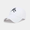 Détail de la broderie Mr. sur une casquette en coton blanc avec visière courbée de qualité - Réglable / MR Blanc