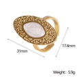 Detailansicht goldener Edelstahlring mit Hammerschlag-Textur und weißem Inlay-Design - Weiß(JR677)