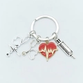 Portachiavi medico con siringa, stetoscopio e ciondoli a forma di cuore rosso - Set Medico 4 Pezzi - Cuore Smaltato Rosso