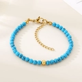 Détail des perles en marbre bleu et du fermoir en acier inoxydable doré sur le bracelet - Style Turquoise Bleue Doré (KB207123-Z)