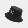 Detailweergave van wit mom LIFE borduursel op de zwarte gewassen denim bucket hat - Zwart