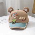 Dettaglio cappellino da neonato con orecchie 3D e toppa con orsetto su base color kaki - 48cm (6 Mesi-2 Anni) / Marrone