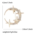 Broche céleste dorée élégante avec lune et étoile en cristal sur un fond blanc pur - Doré
