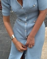 Dettaglio dell'abito in maglia azzurro con bottoni di perle e trama a coste eleganti - S / Celeste