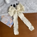 Detalle de horquilla con lazo de cinta plisada crema y cintas largas colgantes - Beige