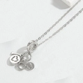 Dettaglio macro della collana d'argento con ciondoli I Love U e cristalli incastonati - Lettera LOVE (XL3101) / Argento-Stile Lettera LOVE