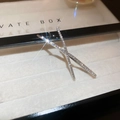 Dettaglio di fermaglio per capelli a croce in argento con strass scintillanti - Stile A Croce X / Argento