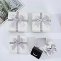 Set di scatole regalo bianche con fiocco grigio argento e inserti neri per anelli - 7x7x3.5cm / Bianco/Nastro Grigio