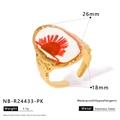 Anillo ajustable de acero inoxidable dorado con flor seca roja y textura martillada - Estilo de Flores Secas Ovaladas Rojo Oscuro (NB-R24433-PK)
