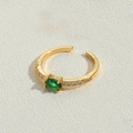 Vergulde open ring met groene ovale zirkoon en witte glanzende steentjes - Groene Zirconia Ovalen Stijl