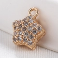 Pendentif étoile à cinq branches en or avec zircons cubiques sur fond blanc - 1.1*0.8CM