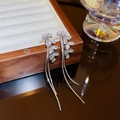 Orecchini pendenti lunghi in argento s925 con design a grappolo di fiori in zircone - Lunga Frangia a Grappolo di Fiori Argento (E0126)