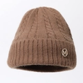 Dunkelbraune Strickmütze mit goldenem M-Buchstaben-Emblem aus Strass für den Winter - Einheitsgröße / Braun (Rundes M)