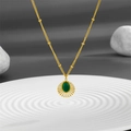 Collana minimalista in acciaio dorato con pendente a sole e pietra preziosa verde - Pietra occhio di gatto verde