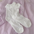 Calcetines blancos estilo Lolita con encaje y diseño de corazones en fondo violeta - Talla única / Blanco