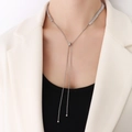 Collana lariat in argento con zirconi e nappine, indossata su modella elegante - Collana in Argento (68cm)