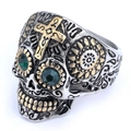Dettaglio anello teschio vintage con croce dorata e occhi con pietre preziose verdi - US 7 / Bicolore con Zirconia Verde