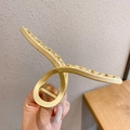 Eleganter großer Haarclip aus goldener Metalllegierung mit gedrehtem Design für Damen - Polierte Form / Gold