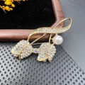 Broche fleur dorée sertie de strass en cristal et perle blanche sur velours - BZ085 Fleur Profilée