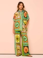 Ensemble d'été femme avec chemise à imprimé tournesol et pantalon large sur mannequin - S / Motif de Grandes Fleurs