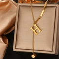 Gedetailleerde macro-opname van goudkleurige titaniumstalen ketting met H-hanger - Letter H (WY006-H)