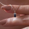 Elegante collana dorata con un ciondolo in zaffiro blu reale a forma di goccia d'acqua - Blu