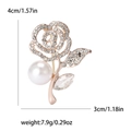 Broche de rosa en metal dorado con strass y perla, mide 4x3cm y pesa solo 7,9g - Dorado