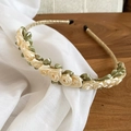 Détail de roses en tissu crème et feuilles vertes sur serre-tête torsadé doré - Vert/Blanc
