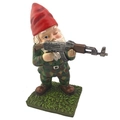 Statua di nano da giardino con cappello rosso e tuta mimetica con fucile in mano - Nano Mimetico Con Cappello Rosso In Piedi / 15CM